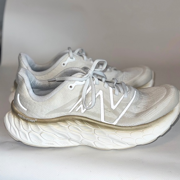 NEW BALANCE WOMEN'S FRESH FOAM MORE V4 White/ Gold Metallic 11 - Picture 3 of 8